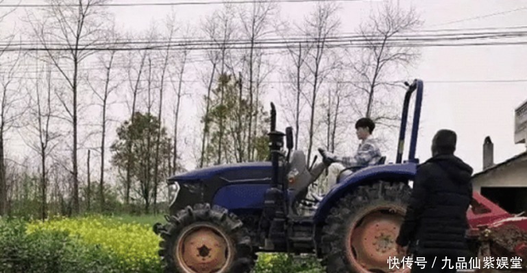 张艺兴 《向往的生活5》首张大合影出炉,张艺兴站位靠后,c位给了妹妹