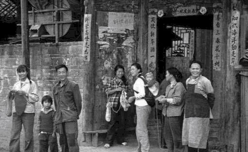 搞笑|两个农民在山沟里面自封“皇帝”,留下的闹剧至今搞笑