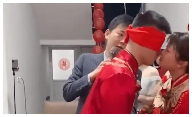 河南|河南:新郎蒙着眼睛通过摸手找新娘,随后他的反应让大家都乐了!