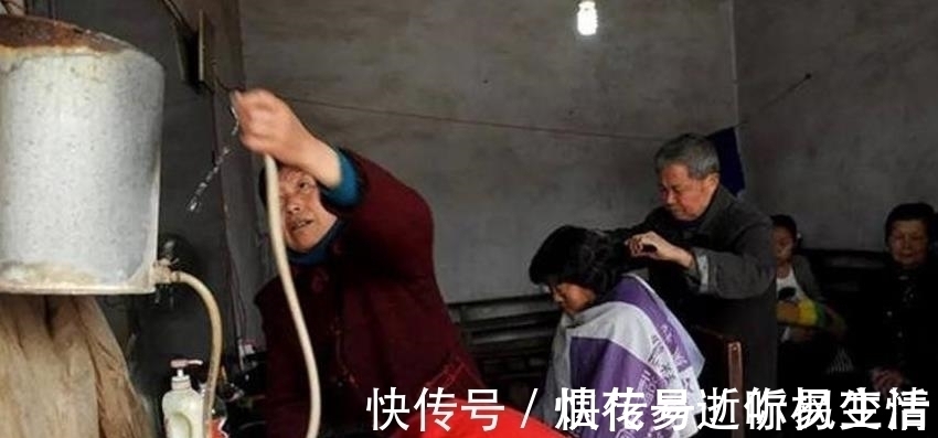 李师傅|男子用一把火钳给客人理发,头发都被烤糊了,排队的人却很多!