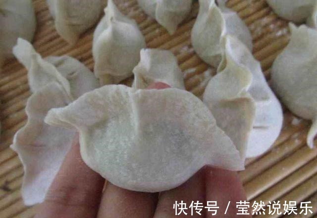 包饺子和面时，不要直接加水，牢记“这4点”，饺子不粘连不破皮