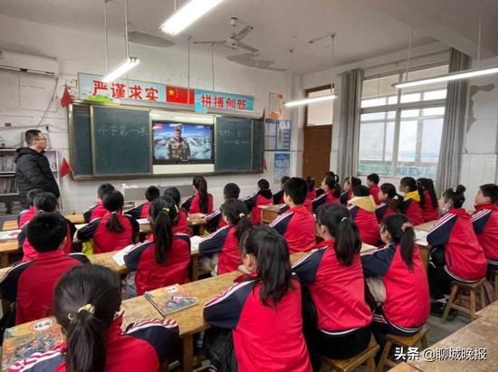 聊城这所小学的开学第一课：爱国教育 致敬戍边英雄