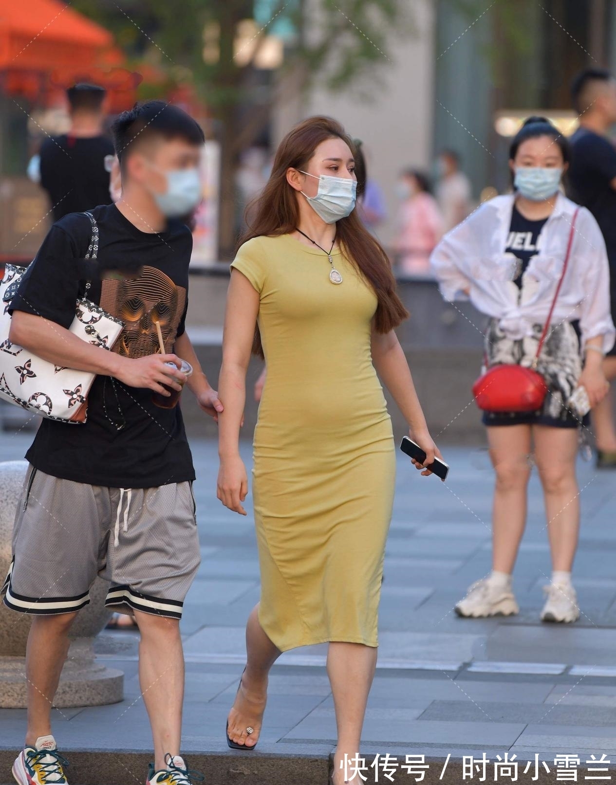 黄色 黄色修身裙，尽显成熟女人魅力，独特剪裁，更显时尚大气