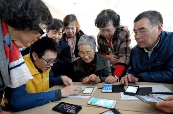 老太|怀疑是假币,收银员撕毁7旬老太百元钞,家属验2次都是真的