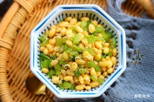 此菜大家要常吃，既清口又營(yíng)養(yǎng)，價(jià)格也便宜，兩塊錢就能做1盤