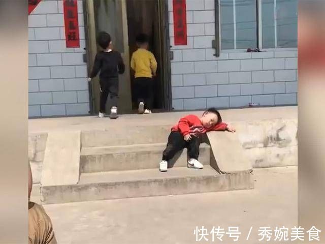 一只眼|自从去了奶奶家,瞧到儿子在院子里晒太阳的画风,妈妈笑喷了