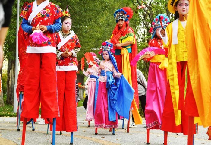 延庆区高跷协会@锣鼓铿锵木跷当当 迎面耍来高跷少年