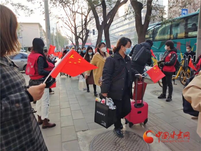 欢送|【甘快看·疫情防控现场报道】兰州市民热烈欢送驰援医护人员