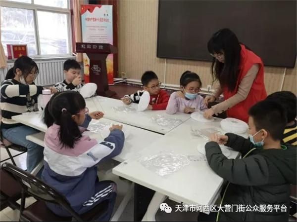 河西区大营门街蚌埠道社区开展“巧手画灯笼 欢喜迎新年”青少年活动