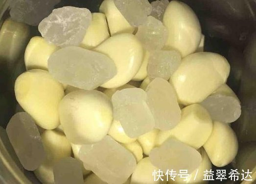 冰糖|腌制腊八蒜应该这样做，只加醋就错了，再加点“它”蒜瓣更脆更香
