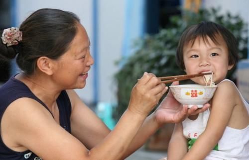 小朋友们|家里宝宝喂饭成难题,掌握这几个方法,父母轻松让孩子吃饭