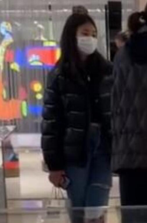 那英带女儿在伦敦买奢侈品，被指嗓门大态度凶，女儿家教严格乖巧