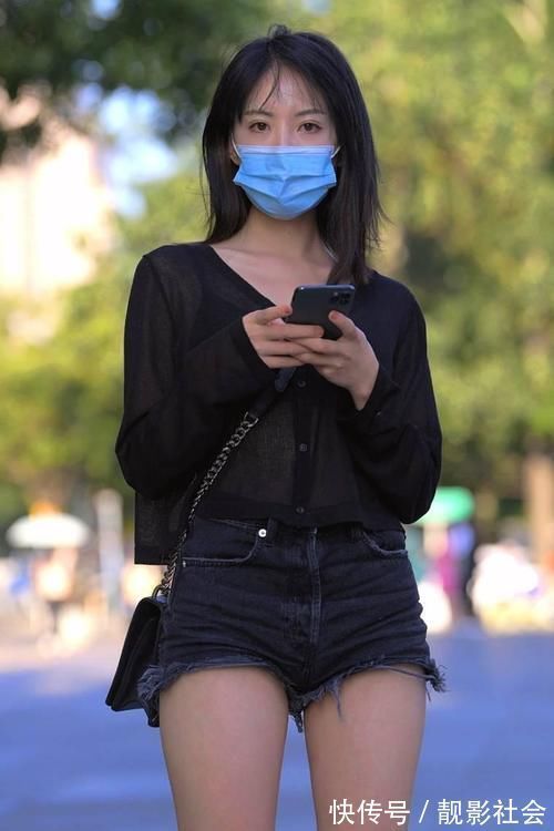 街拍 美女穿搭:牛仔裤热度不减,尽显清爽时尚,有考虑过别人的感受吗?