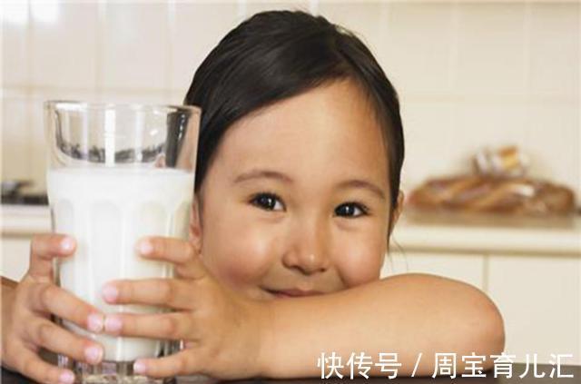 小男孩|小男孩坚持喝牛奶2年长高却不明显，医生：喝奶的时间点不对