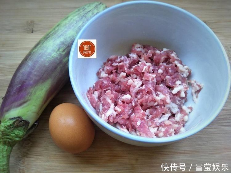 不用油炸的茄盒这样做,外酥里嫩,做起来简单,吃起来够味