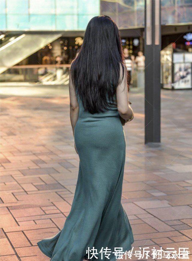 小姐姐 小姐姐墨绿色连衣长裙,开叉的设计让穿搭显得不那么呆板