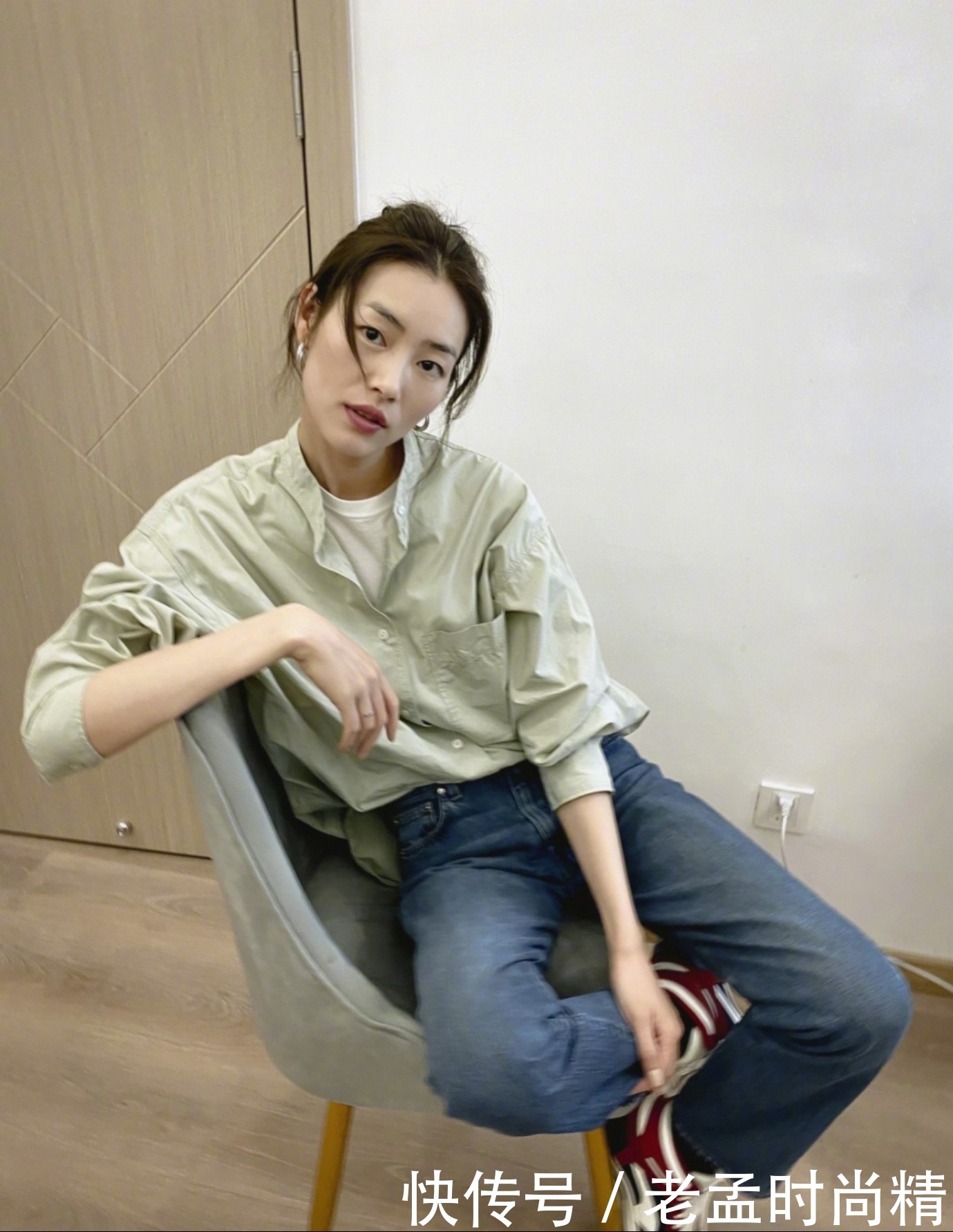 刘雯的早春衬衫穿搭好清新！四种衬衫的搭配方式，简约时尚显气质