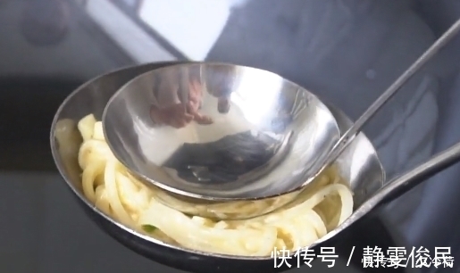 一个勺子|土豆不要炒着吃了,2分钟教你最新做法,金黄酥脆,比薯片还好吃