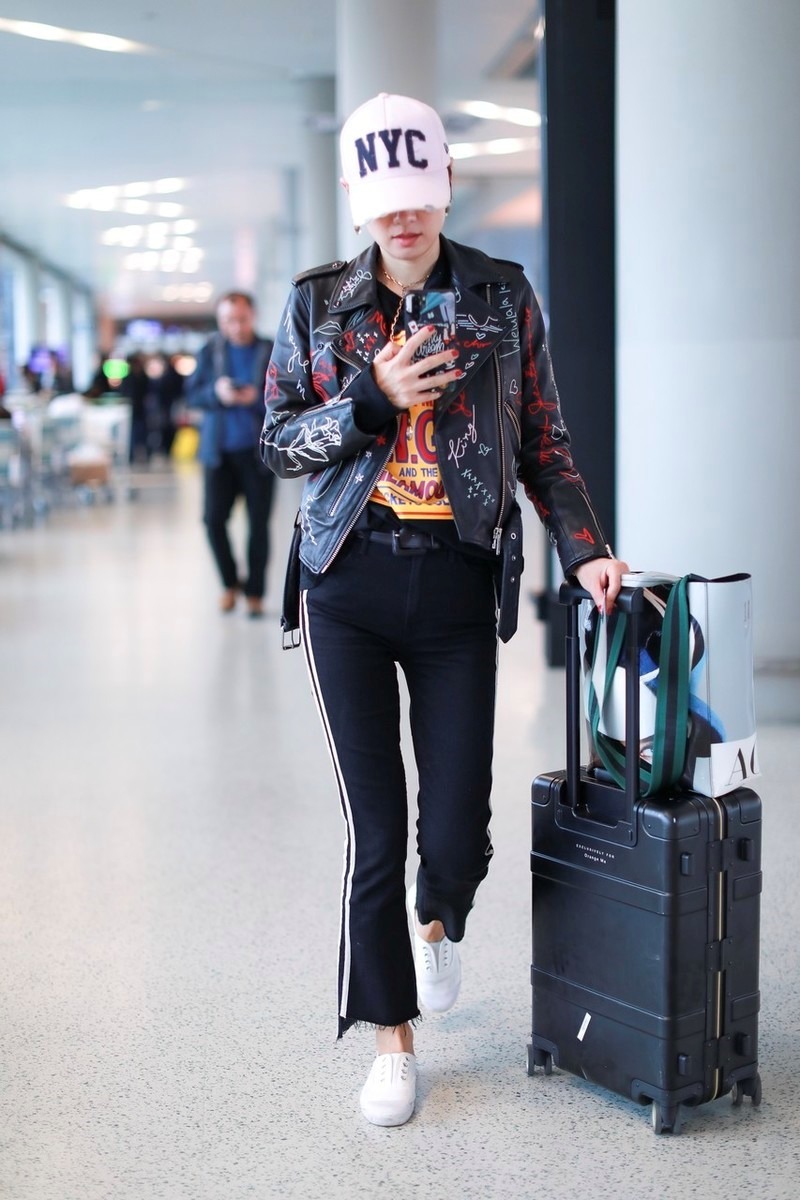 马伊琍|马伊琍才是辣妈圈顶流，穿黑色皮衣搭配紧身裤，高级时髦又个性