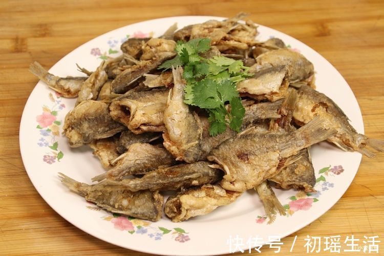 小鱼|炸鱼时，有人用淀粉有人用面粉？都不对，大厨教你正确做法
