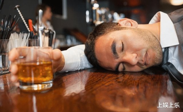 男性衰老的4个因素，烟和酒榜上无名，不少人中招