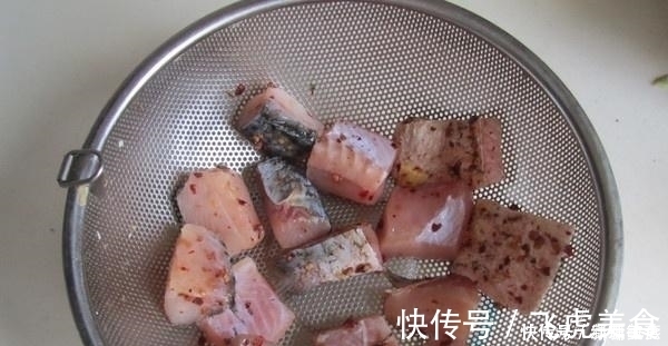 红烧|草鱼别红烧了，大厨教你一招“新吃法”，肉质鲜嫩还补钙，快收藏