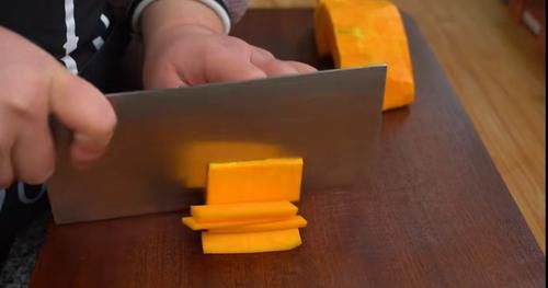  南瓜|冬天多吃南瓜糯米粉，不加一滴水，软糯香甜还流心，比油炸还好吃