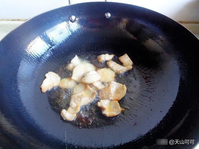 看我家下雨天午餐吃的啥?白菜粉条炖肉,好吃又暖和