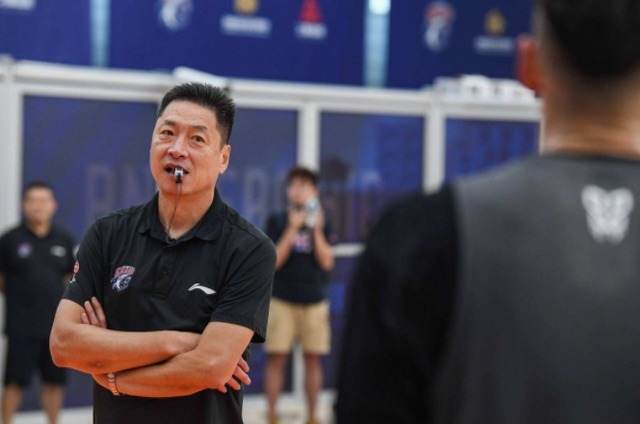 李春江|上海男篮正式开练!李春江不留情面,2米10中锋加入,寻找新外援