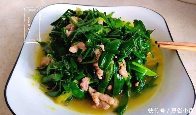 翠绿|这样做的蒜苗炒肉丝,蒜苗鲜嫩翠绿,肉丝嫩滑美味,因多加这两步