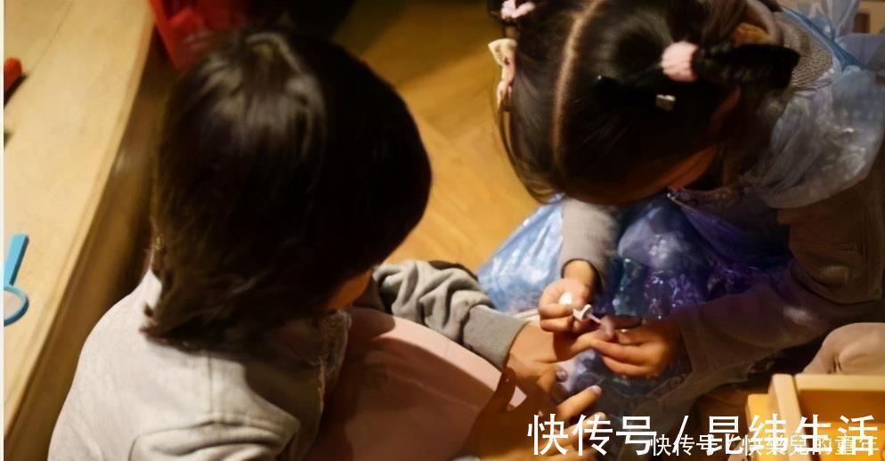 孩子|二胎弟弟给姐姐洗脚动作娴熟,原是有这个做诱饵,网友:最小童工