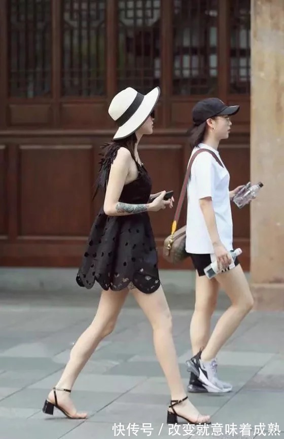 身材高挑|街拍:长风衣穿出了美女的好身材,长发飘逸,真的吸引眼球