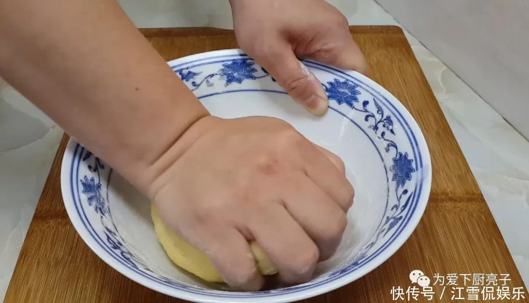 香甜|4个鸡蛋,1碗面,锅里炒一炒,又香又软又香甜,比沙琪玛还好吃!