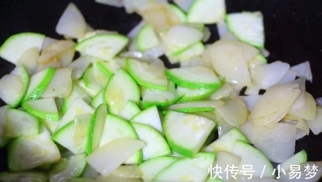 炒土豆丝|土豆别再炒土豆丝了,这种做法才是孩子最爱的,炒一盘都不够吃