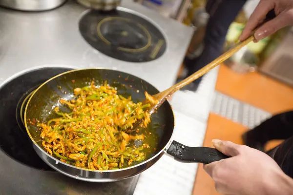 这样用锅，堪比慢性毒药！铁锅、不粘锅、不锈钢锅，哪种最好