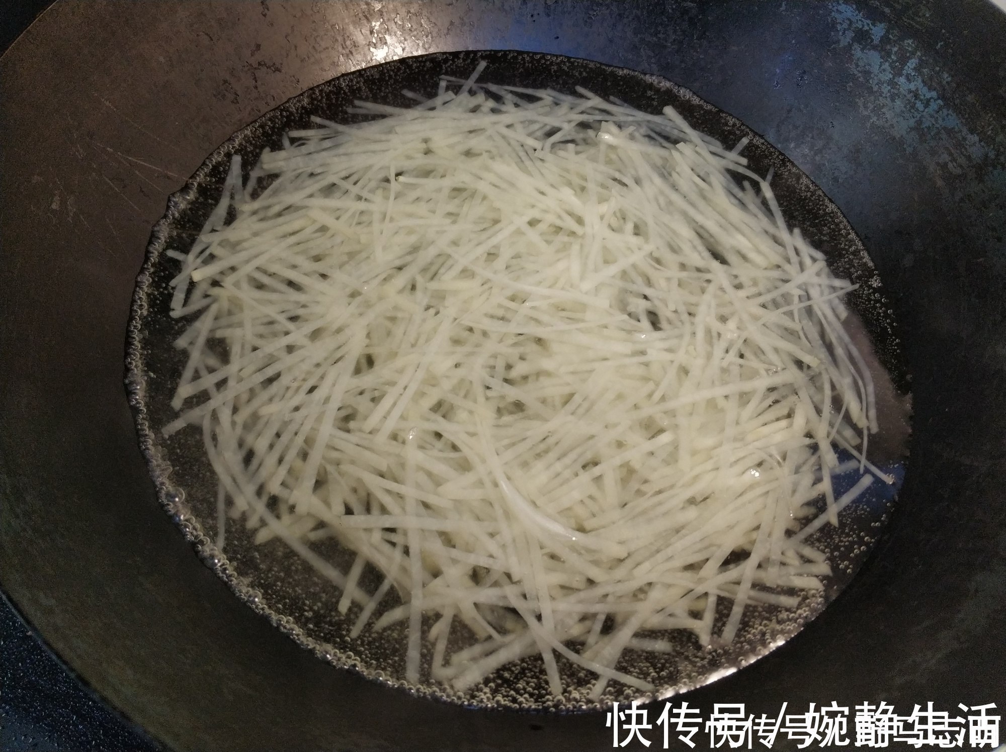 土豆丝|炒土豆丝,先放醋还是后放醋,这一步做对了,土豆丝脆爽又入味
