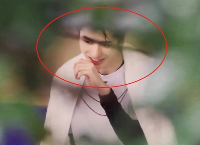 下水|蔡徐坤《跑男》下水,“脱妆”截图照火了,这脸确定有21岁