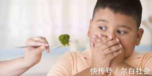 哥哥|兄妹相差12岁,哥哥抱妹妹出行一脸无奈:比我上学的书包重多了