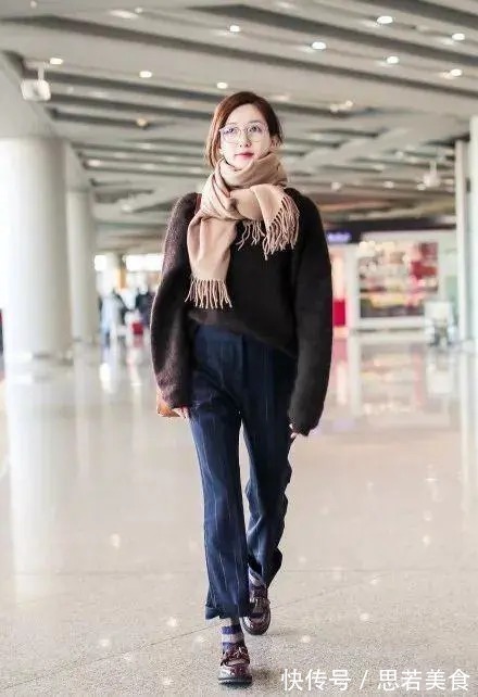 休闲裤 阔腿裤大势已去,今年流行“毛衣+直筒裤”,时髦显瘦,还显腿长