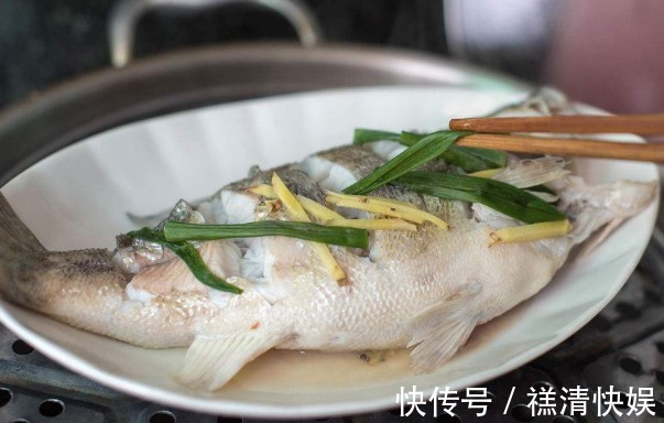 鲜嫩|做清蒸鱼,全程不要用盐和料酒,学会厨师这一招,鱼肉鲜嫩无腥味