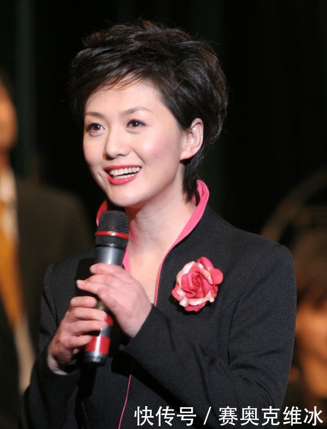 海霞私下的时候也挺正式的,穿职场装显气质,双眼迷离却很温柔