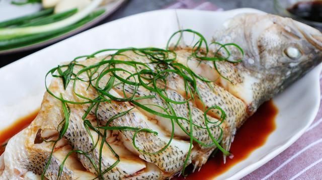 清蒸鲈鱼,冷水下锅还是开水下锅厨师做对了,鱼肉鲜嫩无腥味
