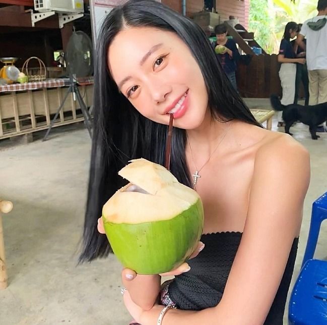 印花|克拉拉不愧是“人间富贵花”，穿一条印花半身裙和抹胸上衣，真美