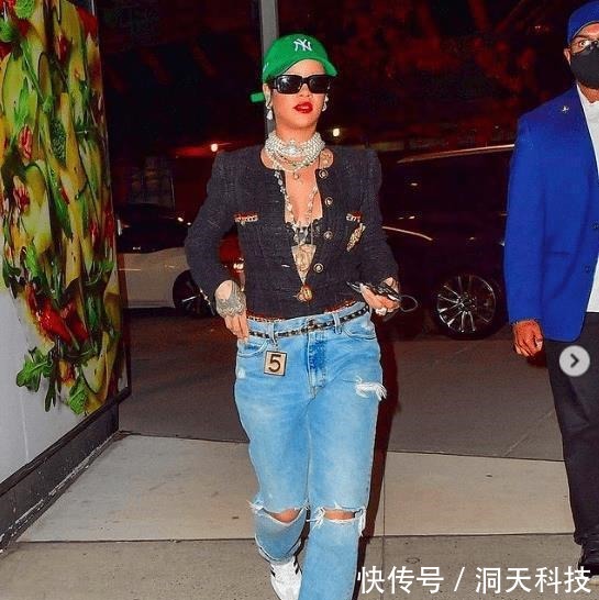 耳环 大宝石项链红毯回归,珍珠项链多层进发,社交媒体改变审美