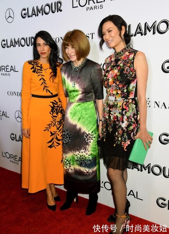 连衣裙 邓文迪越老越有“魅力”,穿印花连衣裙配渔网袜,状态不像53岁