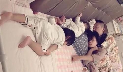 宝宝|一家四口睡姿火了,看得出来父母是真爱,两个孩子是意外