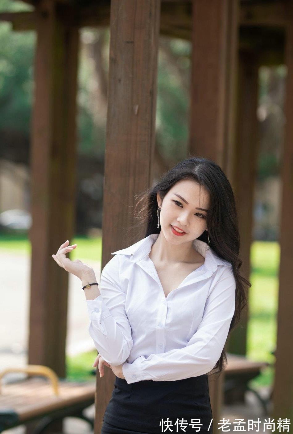 穿搭|包臀短裙搭配白色衬衫,是非常百搭的职场穿搭,简洁大方又时尚