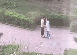 |搞笑GIF: 姑娘你好皮 是不是刚才不小心掉进水里面了