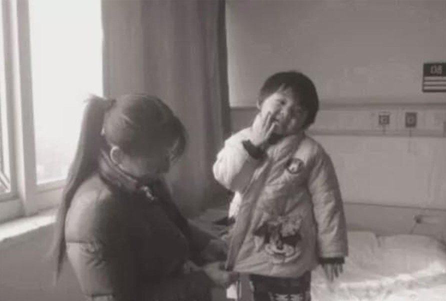 孝道|遗弃女婴被人收养考上博士,亲生父母却来认亲,女孩做法让人佩服