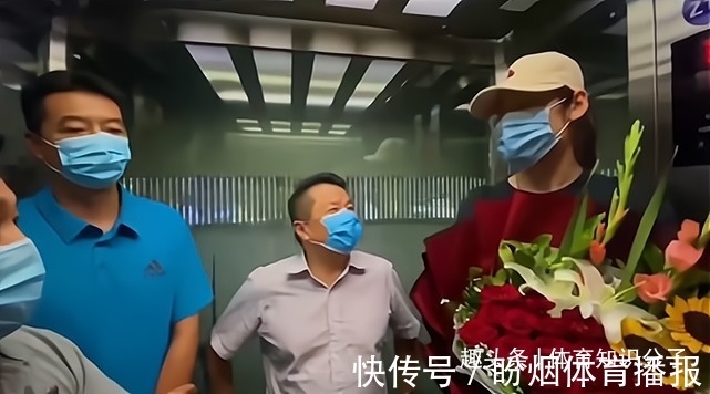 制造者|排场挺大!女排队长朱婷回家获前呼后拥,领导献花专人负责拿行李